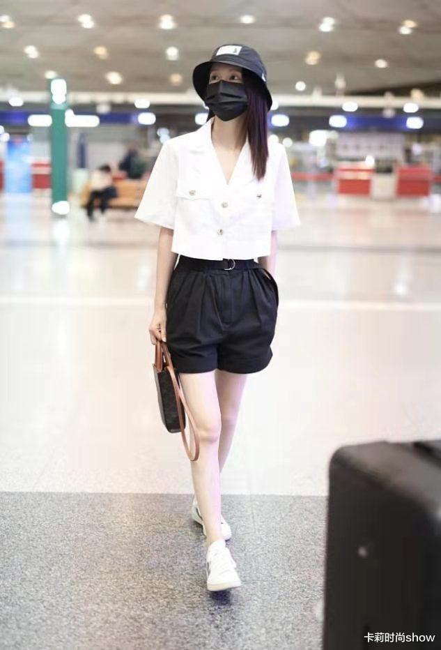 李沁|李沁这清新脱俗的气质太上头，明明只是极简白+黑，却吸睛又洋气