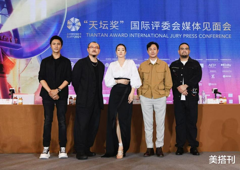 巩俐|巩俐黑白LOOK再度封神！白衬衫配黑色开叉长裙简约大气，气质真是绝