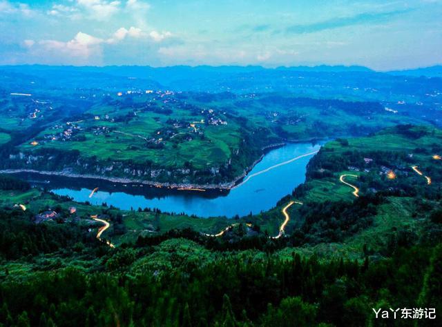 导游 重庆夏天避暑游玩的好去处！年平均气温只有18度，距市区180公里