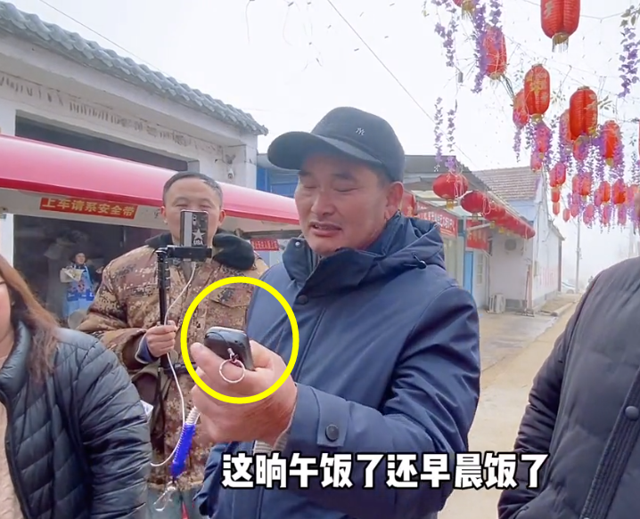 朱之文|大衣哥懒理“录音”风波,家门口教网友唱歌,手里的老人机很显眼