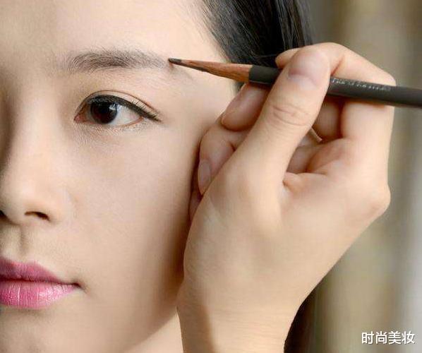 时尚美妆|女人再忙也要记住:出门尽量化淡妆,教你正确顺序,简单又好看