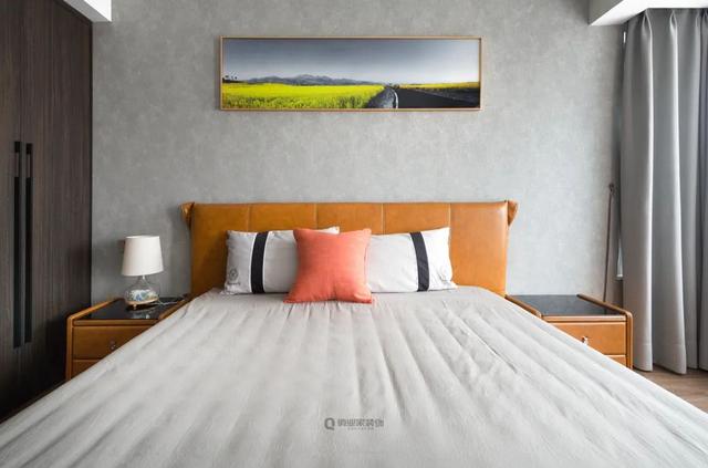 120㎡现代轻奢，深色家具+鲜艳软装，营造稳重又活泼的空间