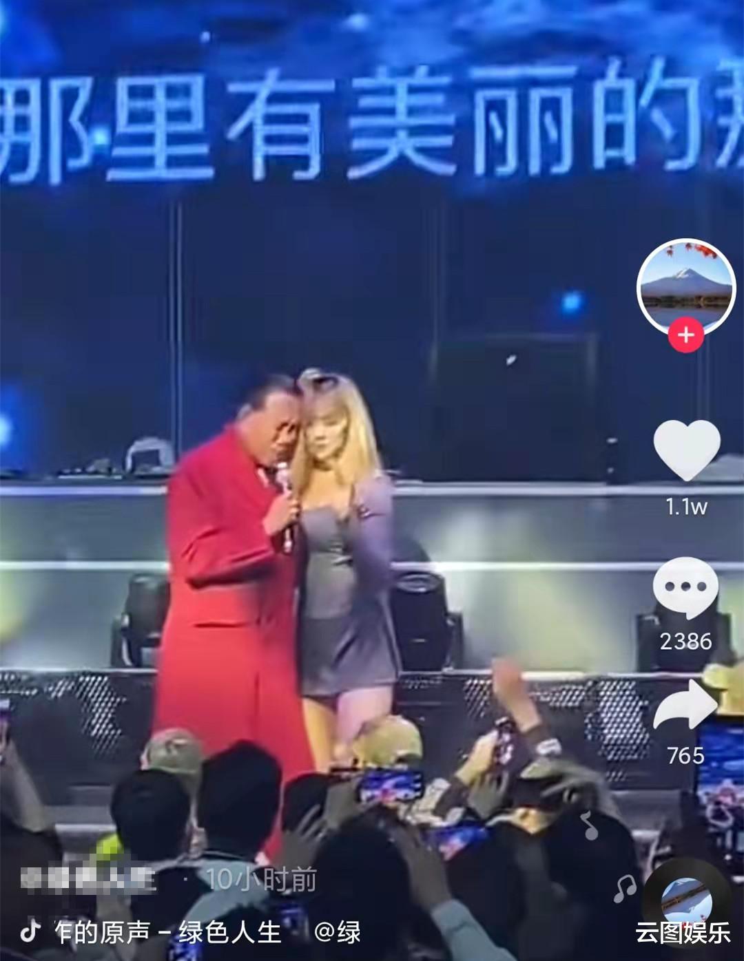 万梓良|64岁影帝万梓良现身商演，紧搂美女伴舞不愿撒手，脸贴脸表现亲密