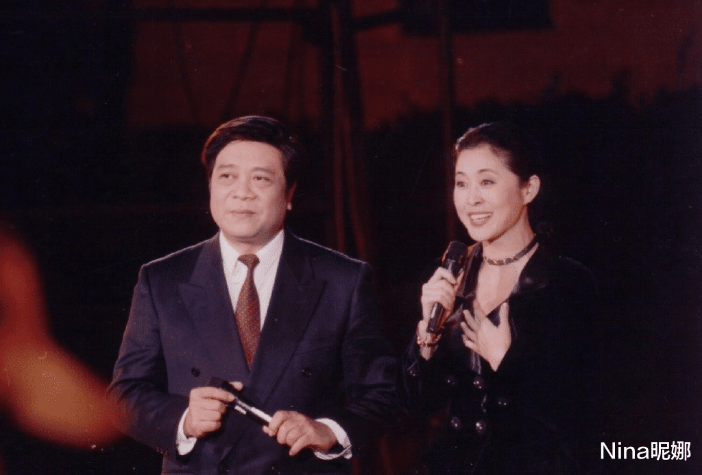 外套|62岁倪萍减肥成功真时髦，穿外套戴丝巾挎2千包走机场，皮肤发黄略显沧桑