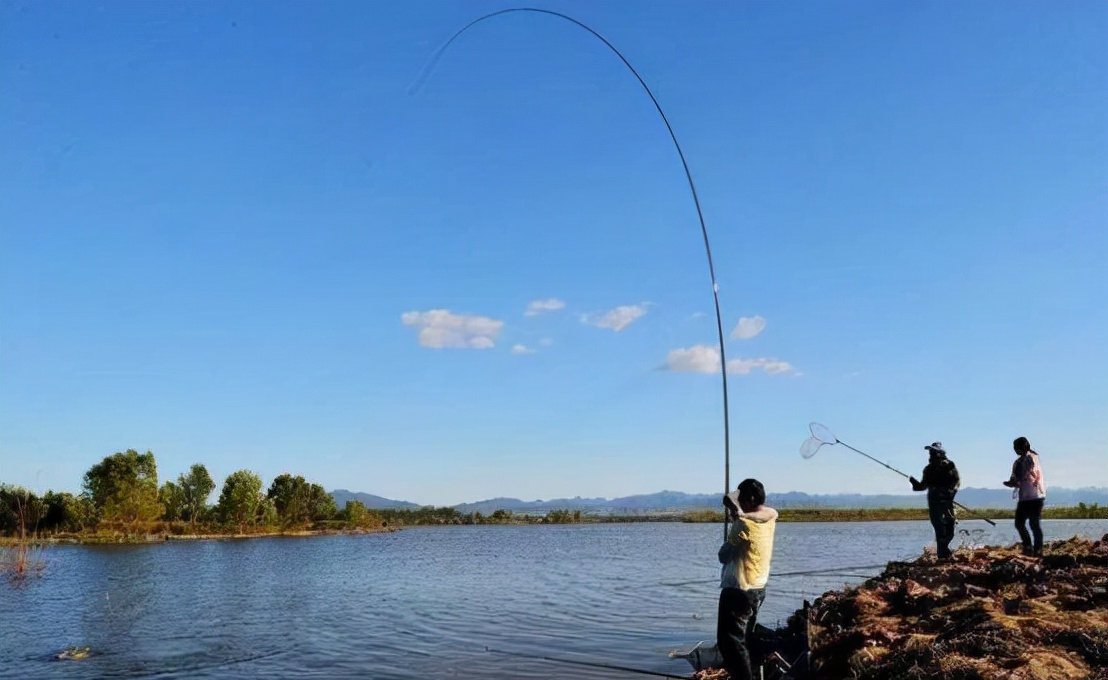 |别再用硬竿了，试试软杆钓鱼，尽享二两大鲫鱼的遛鱼体验