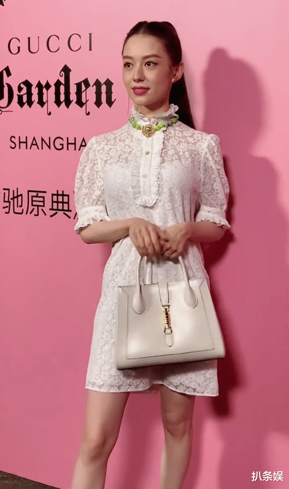 吉娜·爱丽丝|吉娜扎马尾穿白短裙现身，产子四个月身材苗条，却被吐槽面相变了