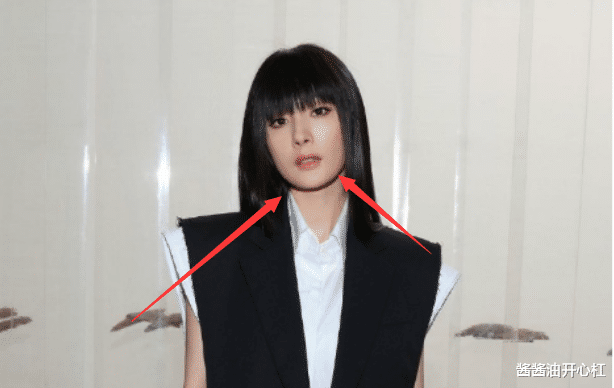 杨幂|杨幂新换厚重齐刘海似非主流，说好的时尚呢？脸型像极了郭襄时期