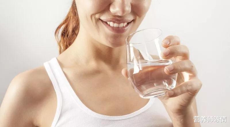 营养师陈倩|早起后喝第一杯水很有必要！第一杯水要喝这种水才对