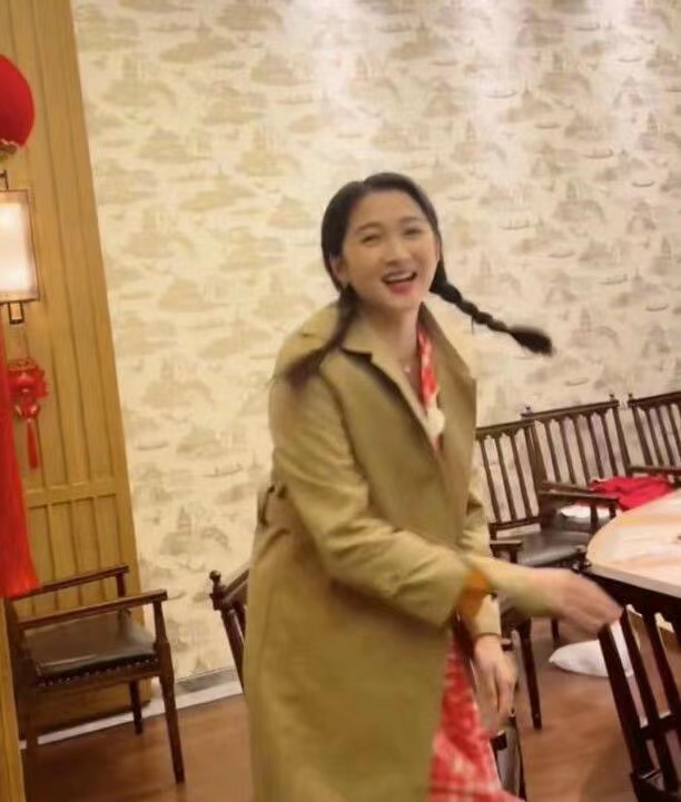 春晚|关晓彤大方玩梗，与杨迪范丞丞合唱穷叉叉，网友：春晚没有我不看