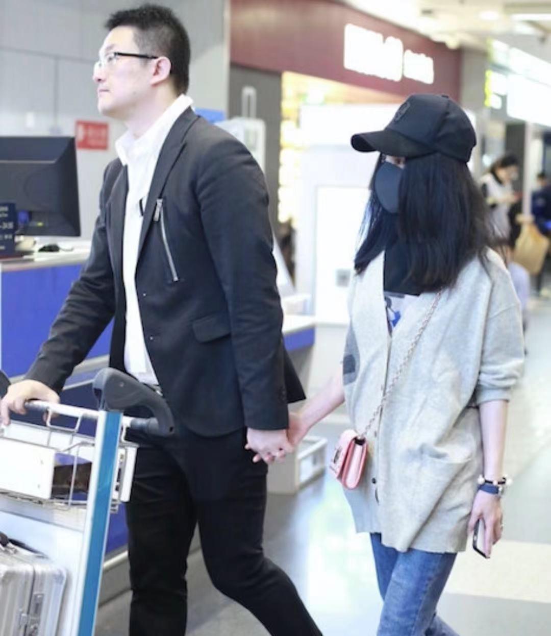 姚笛|39岁姚笛遭婚变？老公与美女手拉手有说有笑，网友：天道好轮回