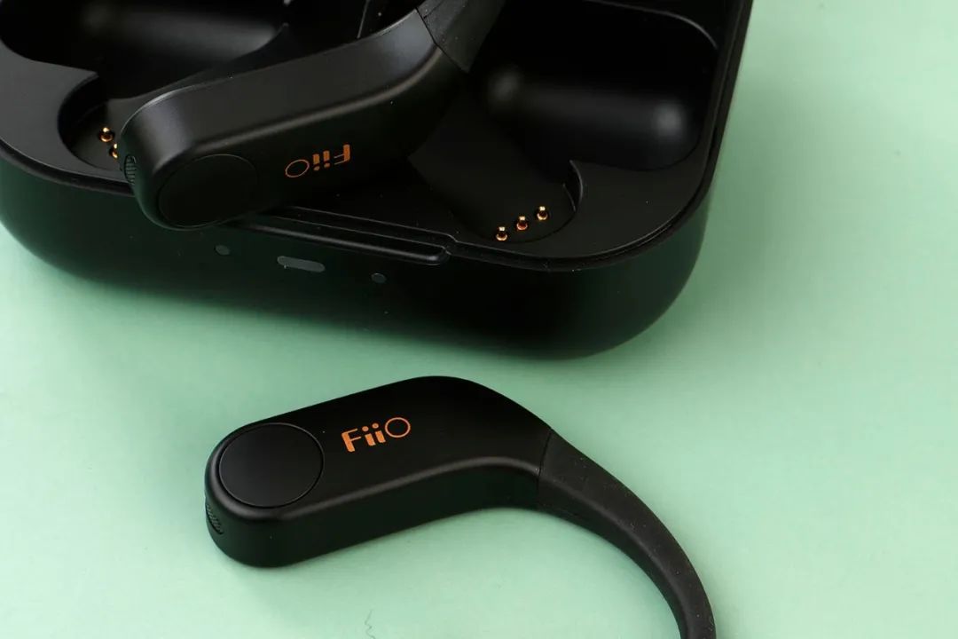 耳机|HiFi耳机的无线伴侣——飞傲UTWS5真无线蓝牙耳挂