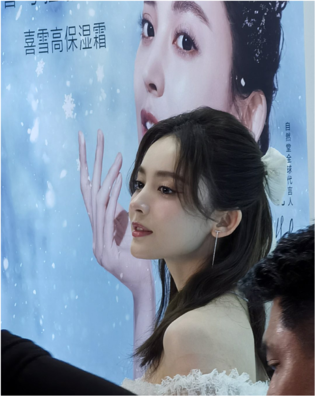 古力娜扎|古力娜扎生图美过精修，路人镜头下胶原蛋白满满，对镜甜笑白到发光