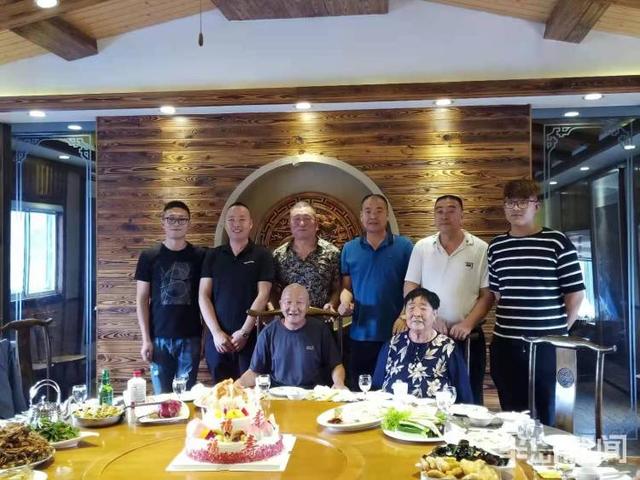 半岛新闻客户端 心安处是故乡丨来日方长，以后再聚！河北人刘洪文一家20多口人留在青岛过春节