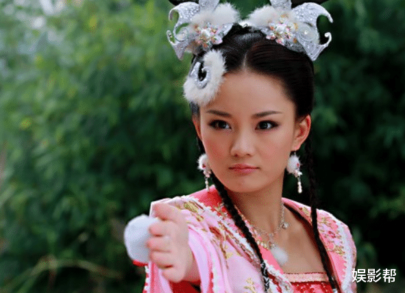 馨子|18岁花钱砸成女主走红，黄圣依为她作配，35岁破产沦为柜姐