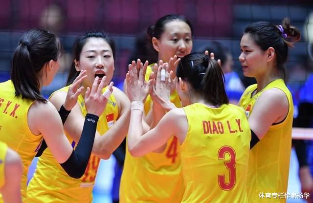 杨涵玉|女排技术太糙！杨涵玉执行郎平战术加强发球，却把球发到队友头上