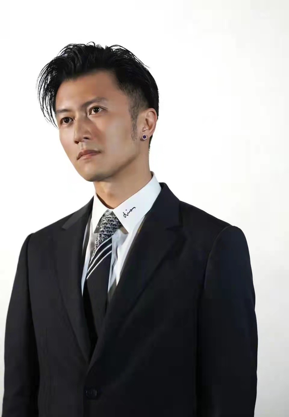时尚风行派|41岁谢霆锋帅成型男标杆！戴耳钉出席活动一点不油腻，真羡慕王菲