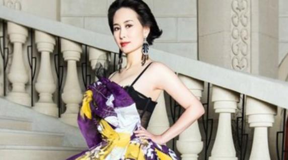 何超琼|59岁何超琼恋情?曾经赌王不认陈百强?如今上演替身