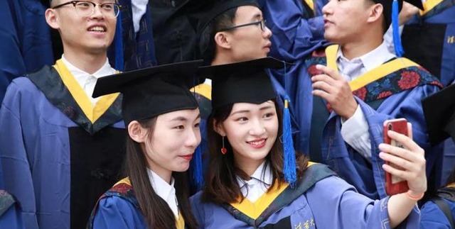 梓琪育儿说|名校硕博热衷教师岗?大学辅导员年薪流出:难怪985毕业生也应聘