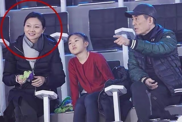 陈婷|张艺谋一家罕见同框，老婆陈婷巧用羽绒服色彩搭配，成为全场焦点。