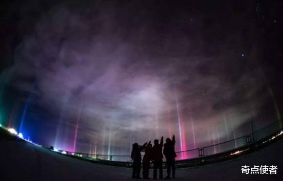 |犹如科幻大片！哈尔滨夜空出现数条“神秘光柱”，这是什么情况？