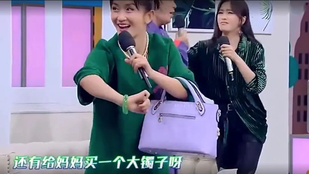 谢娜|谢娜佩戴“翡翠手镯”上节目，被网友评为当晚的装扮女王？
