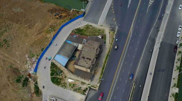 九烈or泥莉 安徽有个钉子户，在马路上“担惊受怕”久居10年，最终原价被拆