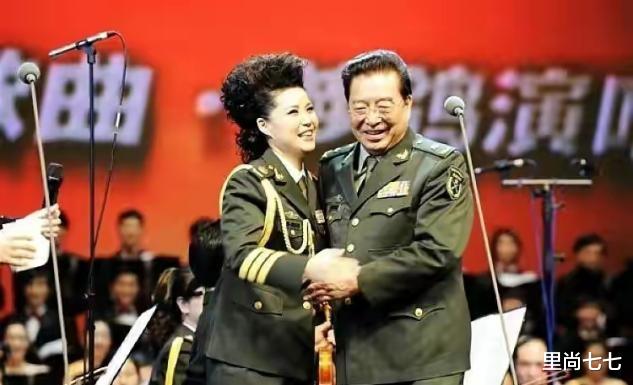 李双江|82岁李双江饭局秀歌技，打扮儒雅没白发仍精神，妻子撇嘴不捧场