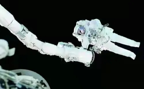 国际空间站 国际空间站面临“退役”？出现两次裂痕一次漏气，宇航员：还存在潜在危险