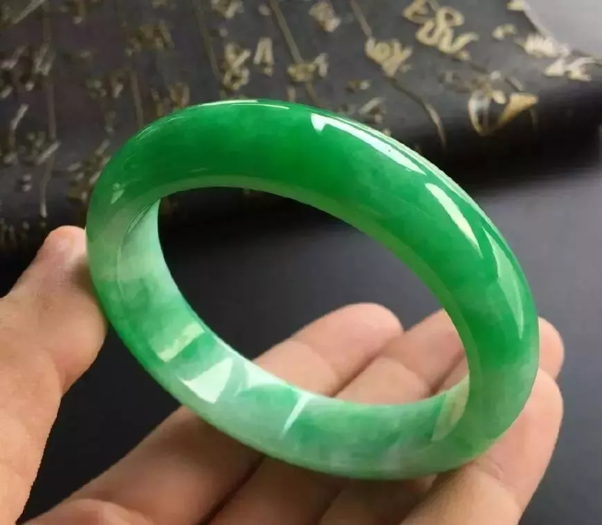 翡翠|富二代花38万买下的翡翠原石,一身黑皮不被看好,结果一刀切出一片绿!