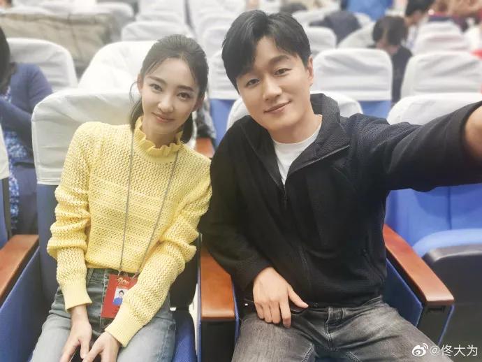 春晚|春晚后台更精彩：朱一龙岳云鹏赶着回家，成龙甄子丹吴京世纪同框