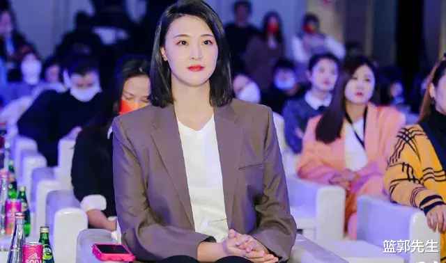 离职|惠若琪工作室晒照，这次是“职场精神”，还真有霸道女总裁的范儿