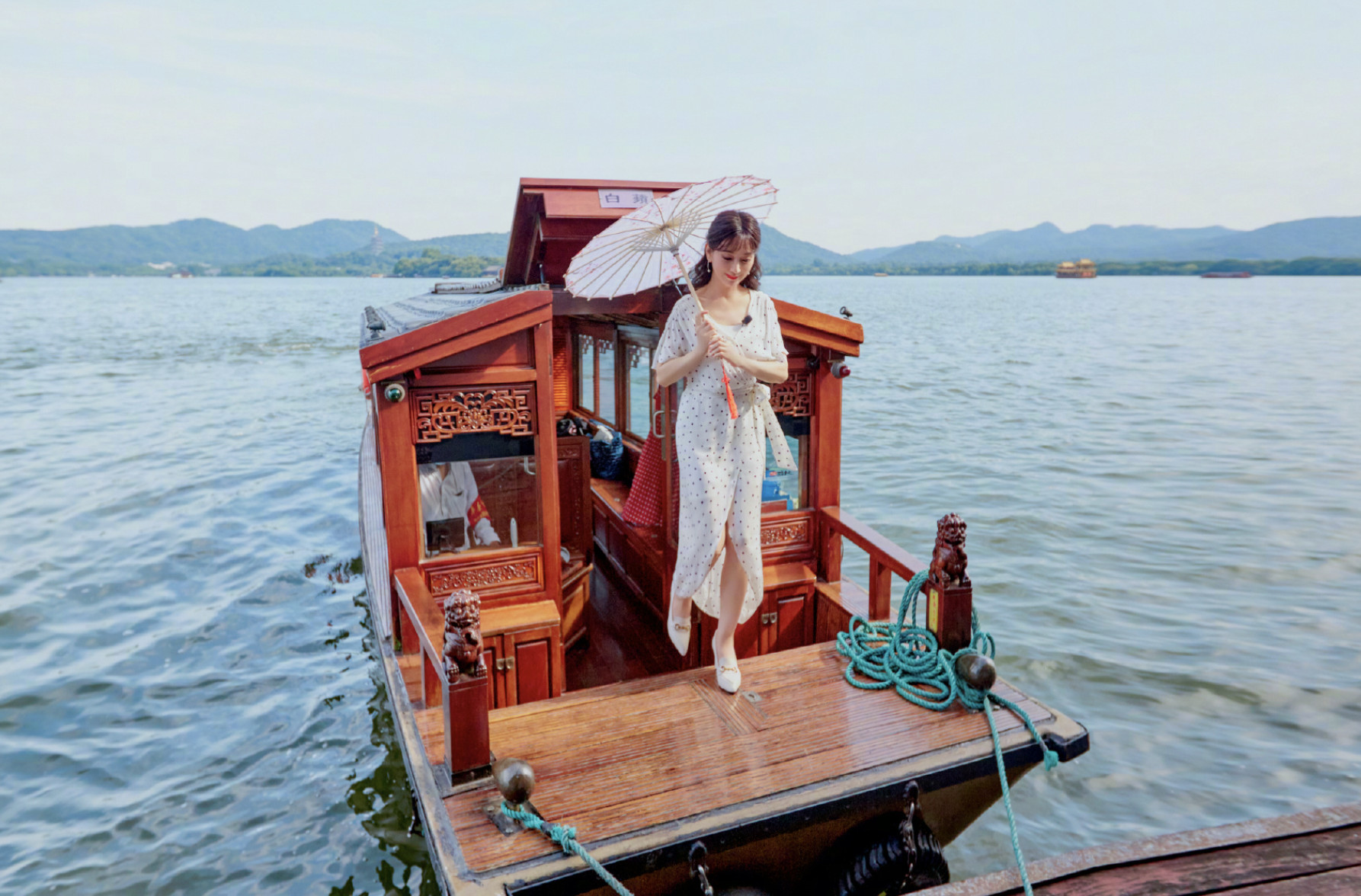 赵雅芝|赵雅芝时隔29年西湖边撑伞漫步,波点裙配卷发腰肢纤细,哪像66岁