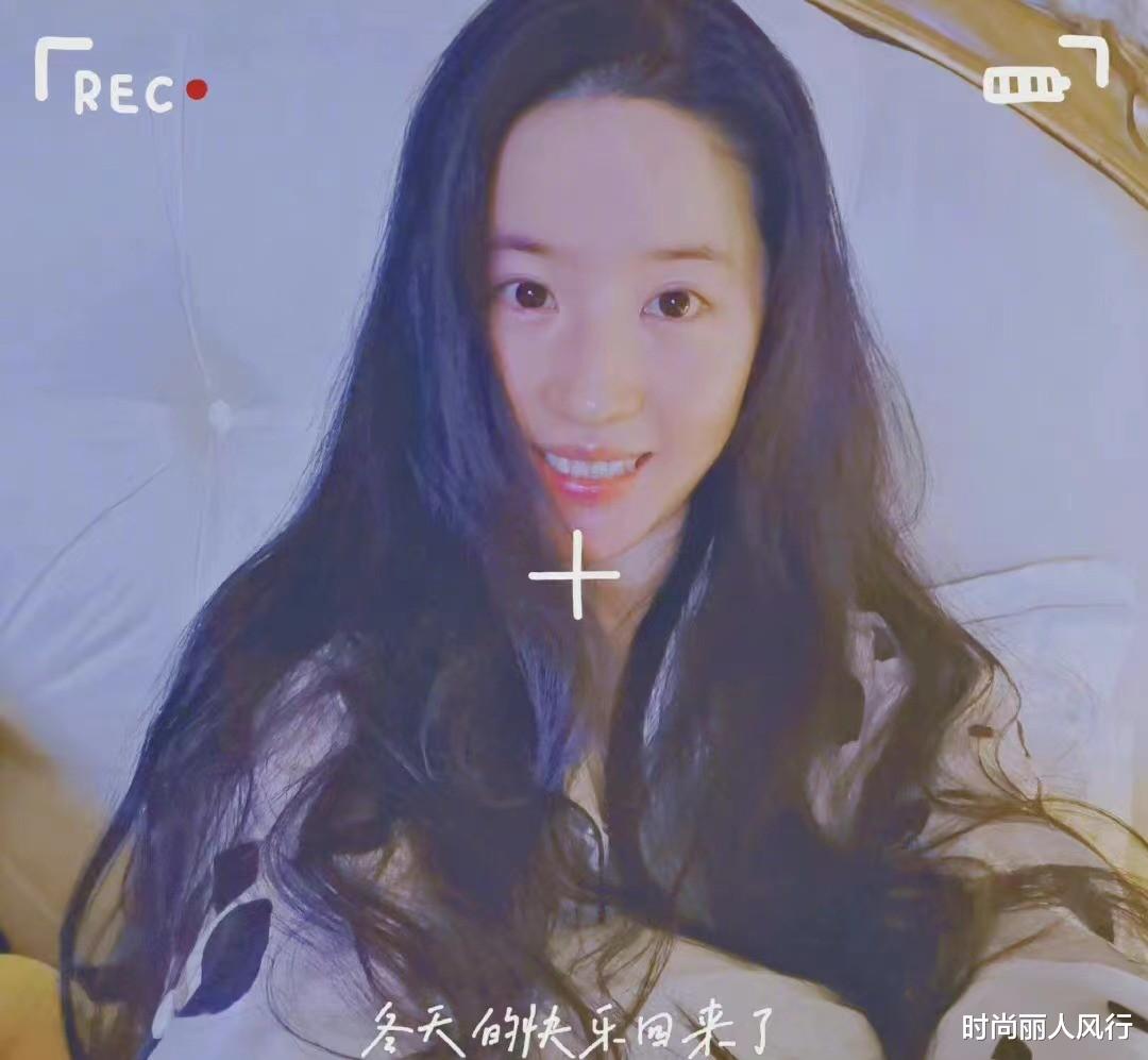 刘亦菲|刘亦菲在家穿睡衣素颜造型太真实！晒高清怼脸自拍，幸好颜值高