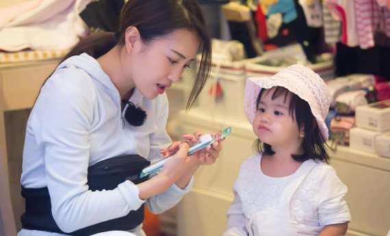 安妈育儿日|爱打扮和不爱打扮的家长，培养出的学生差别很大，班主任这样说