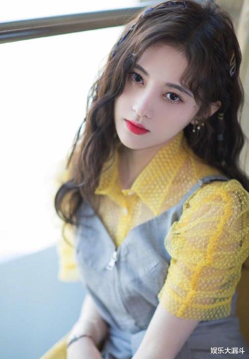 鞠婧祎|鞠婧祎身穿羽毛裙，清纯又不失性感，看到她的腿网友：确定159？