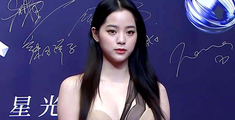 Angelababy|2021年女星红毯翻车造型，赵丽颖显老气，杨颖头大身小