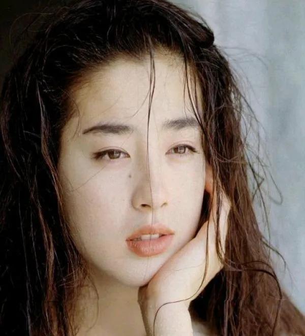 霍启刚|宫泽理惠母亲透露：我含泪把姐妹俩送进了导演的房间，锁上了门