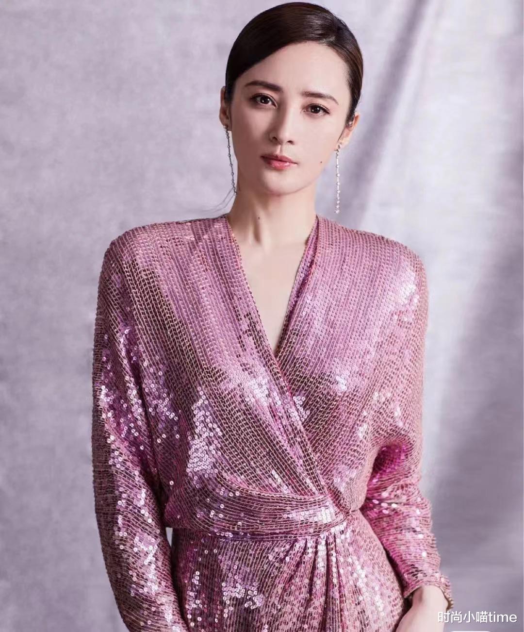 海清|46岁蒋勤勤太有心机！穿高叉裙大秀美腿，刻意秀身材秒杀孙俪