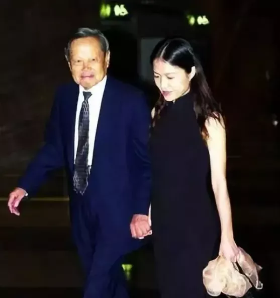 杨振宁|杨振宁即将100岁,遗嘱曝光:相守17年,45岁的翁帆图什么?
