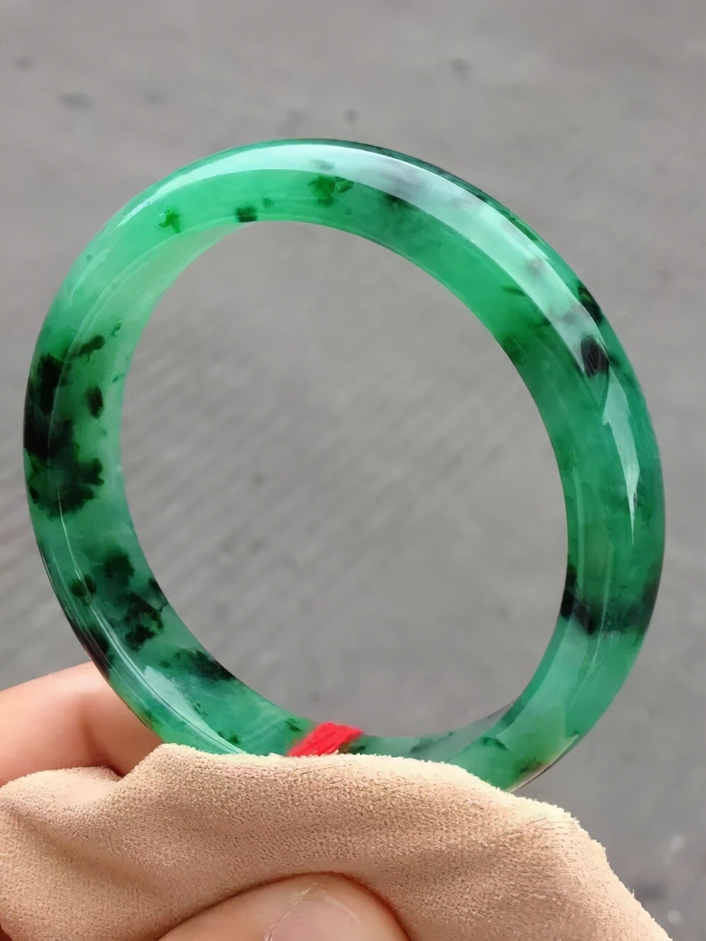 邮票|翡翠手镯虽好，但有这些问题的也不少，新手购买时还需提防提防