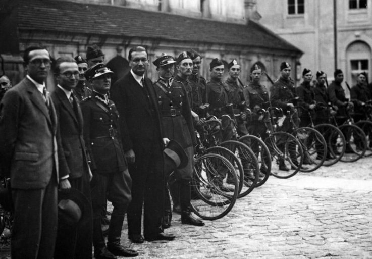|机动性不足，自行车来凑，诞生即落伍，二战中波兰军队的自行车兵