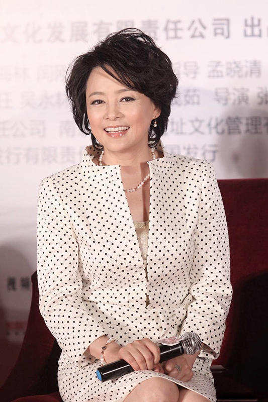 闲鱼有话说|64岁张瑜老得真优雅，穿波点套装端庄又减龄，奶奶辈照穿好美