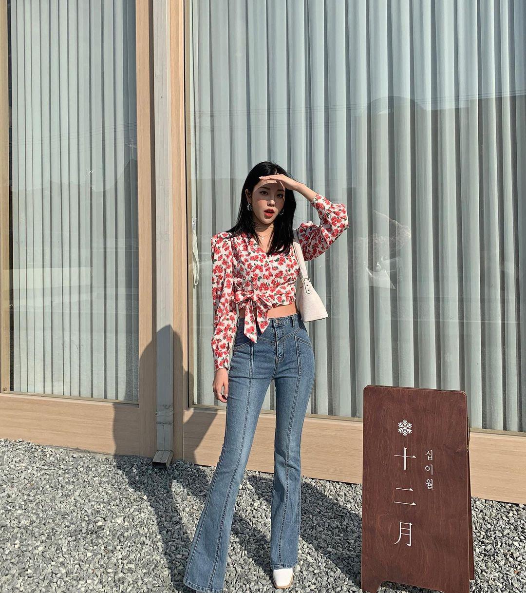 一个爱穿搭的小马甲|夏日通勤搭配典范：短袖衬衫与牛仔裤的完美配合，气质又时髦