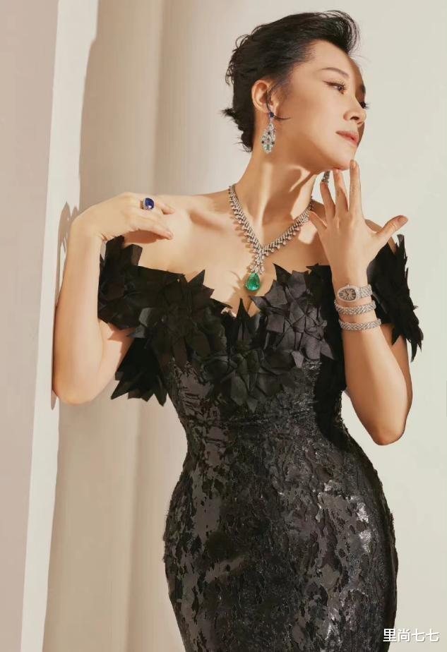 里尚七七 纯欲风算是被许晴玩明白了！一身牛仔看似休闲，针织小衫才是关键