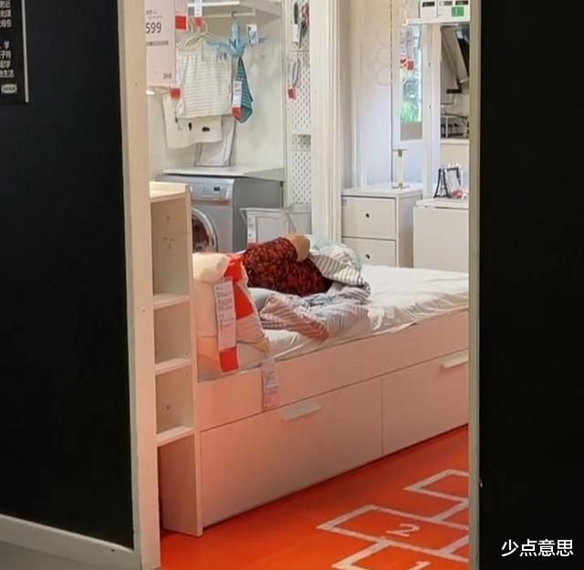 选美 天津：大妈早出晚归，在商场找到避暑胜地，躺展示床上不走了