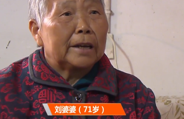 大门 51岁母亲不顾儿子反对改嫁,71岁回来找儿子养老,儿媳:想得美!