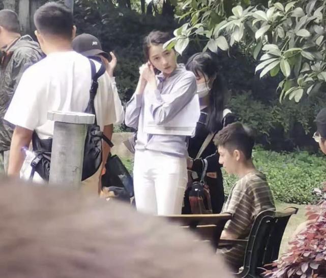 陈羽凡|关晓彤张一山拍戏，片场专心背台词互不理睬，关晓彤瘦到脚筋凸起