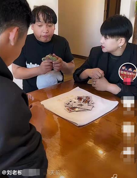 张继科|赵本山徒弟胖丫复出拍段子，与方正一起斗地主，看上去又瘦了不少