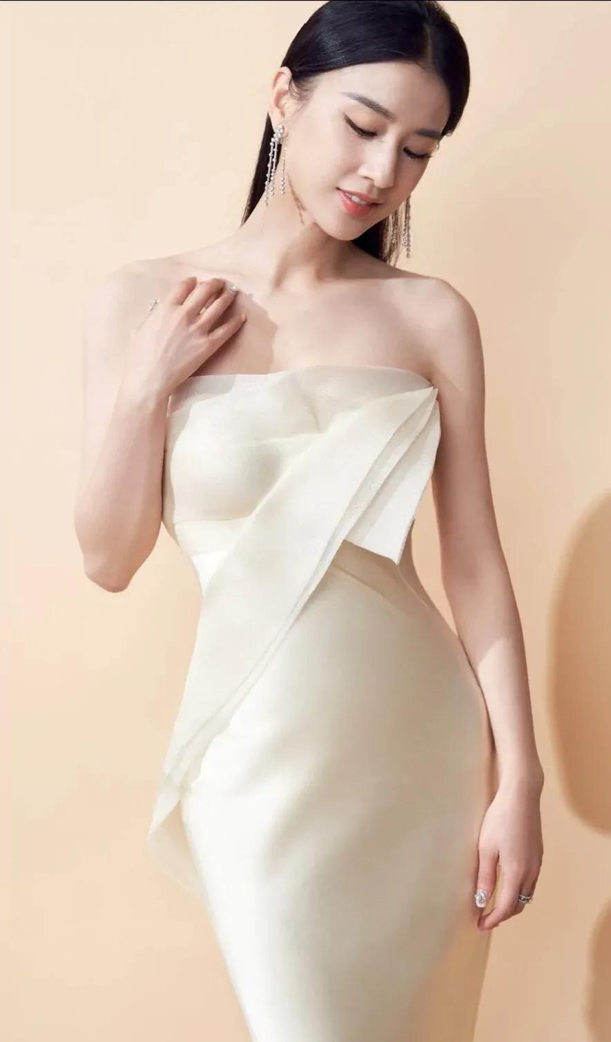 黄圣依|亿万富太黄圣依高清写真,皮肤白皙,性感迷人,太养眼了!