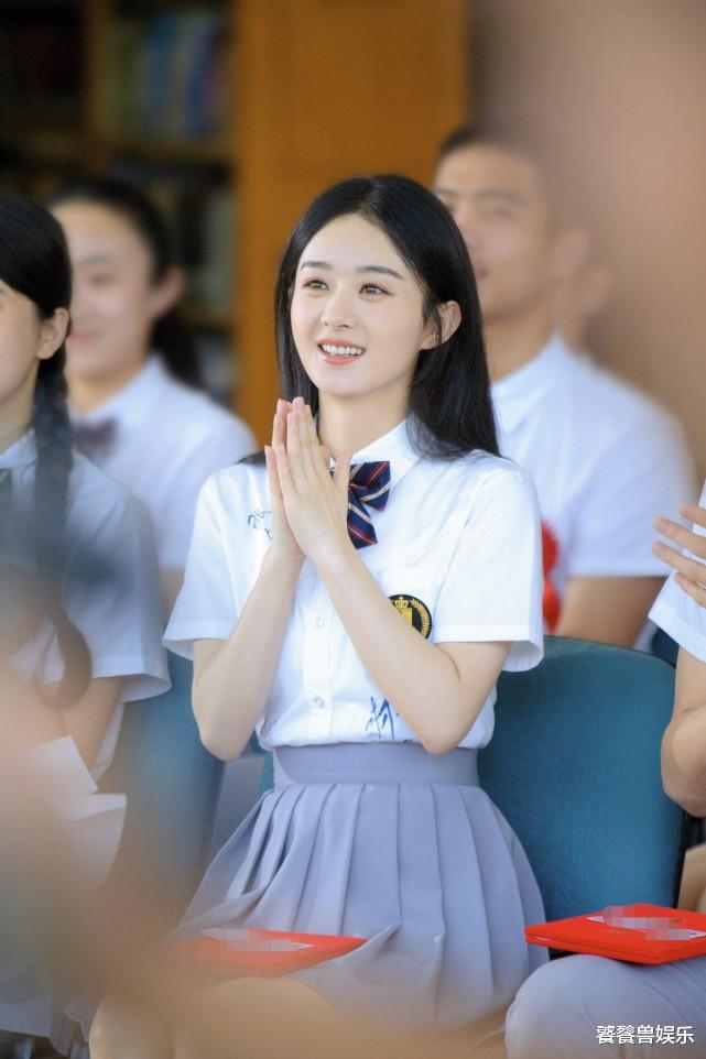 朱丹泰|工作室曝出赵丽颖校服写真,学姐造型太清纯,34岁演少女勇气可嘉